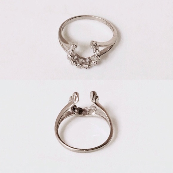 10k White Gold & Diamond Horseshoe Ring - Picture 3 of 8